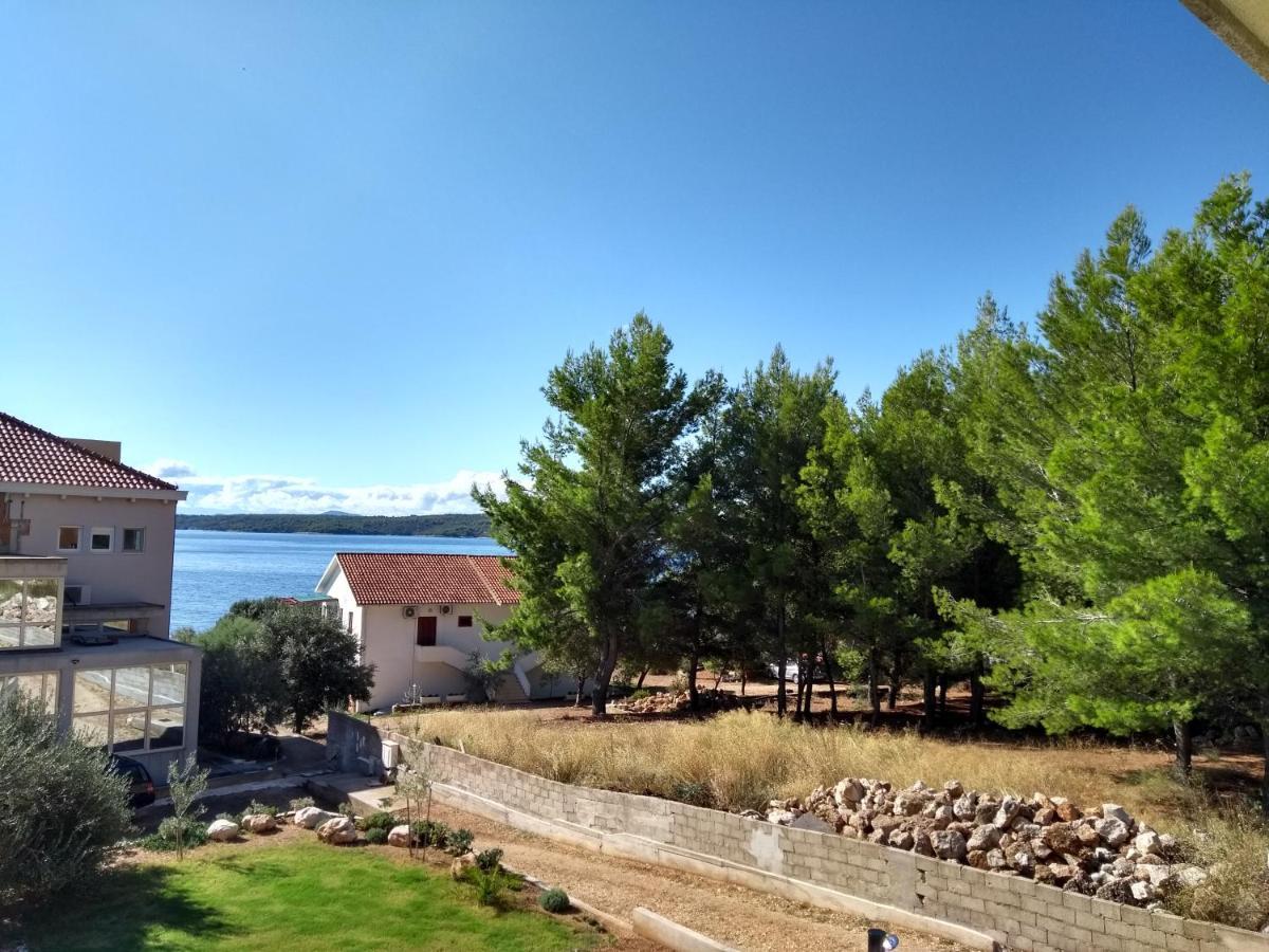 Hvar *