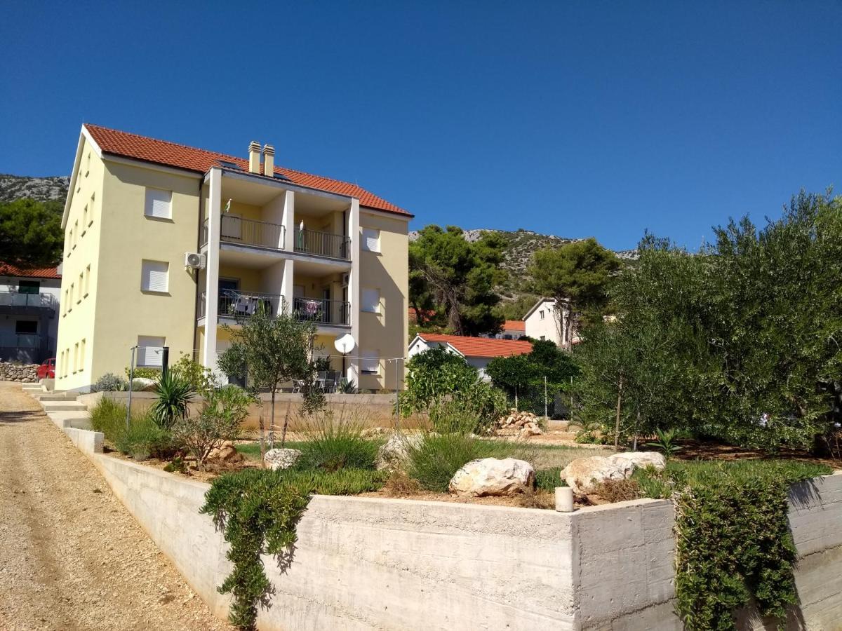 Hvar *